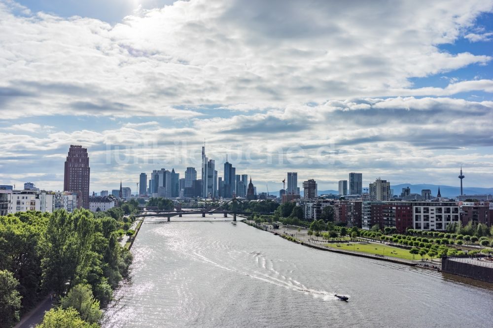 Luftbild Frankfurt am Main - Uferbereiche am Flußverlauf des Main im Stadtteil Ostend in Frankfurt am Main im Bundesland Hessen