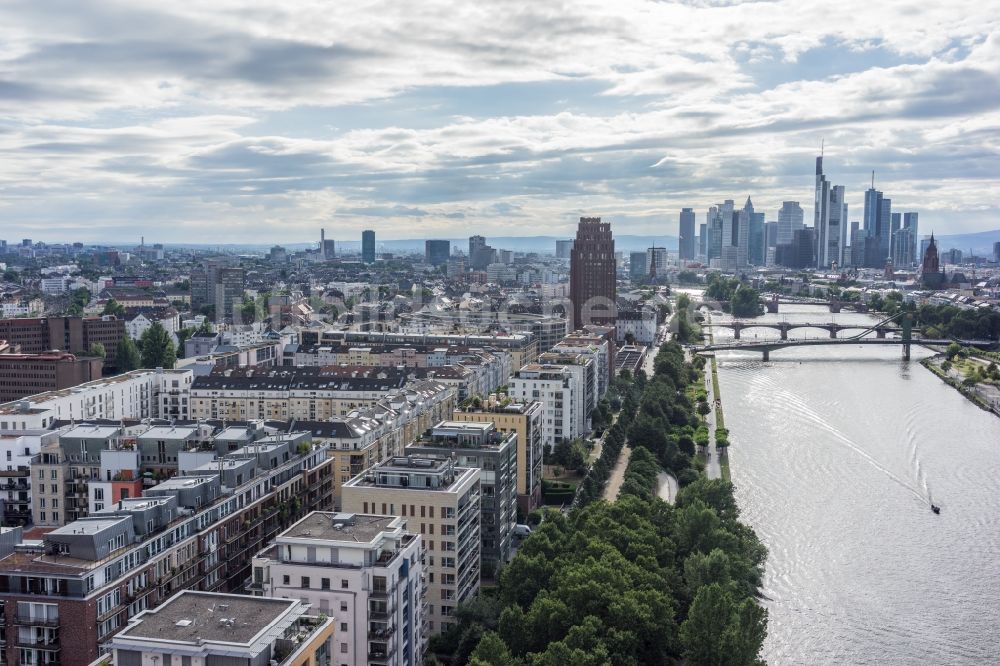 Luftaufnahme Frankfurt am Main - Uferbereiche am Flußverlauf des Main im Stadtteil Ostend in Frankfurt am Main im Bundesland Hessen