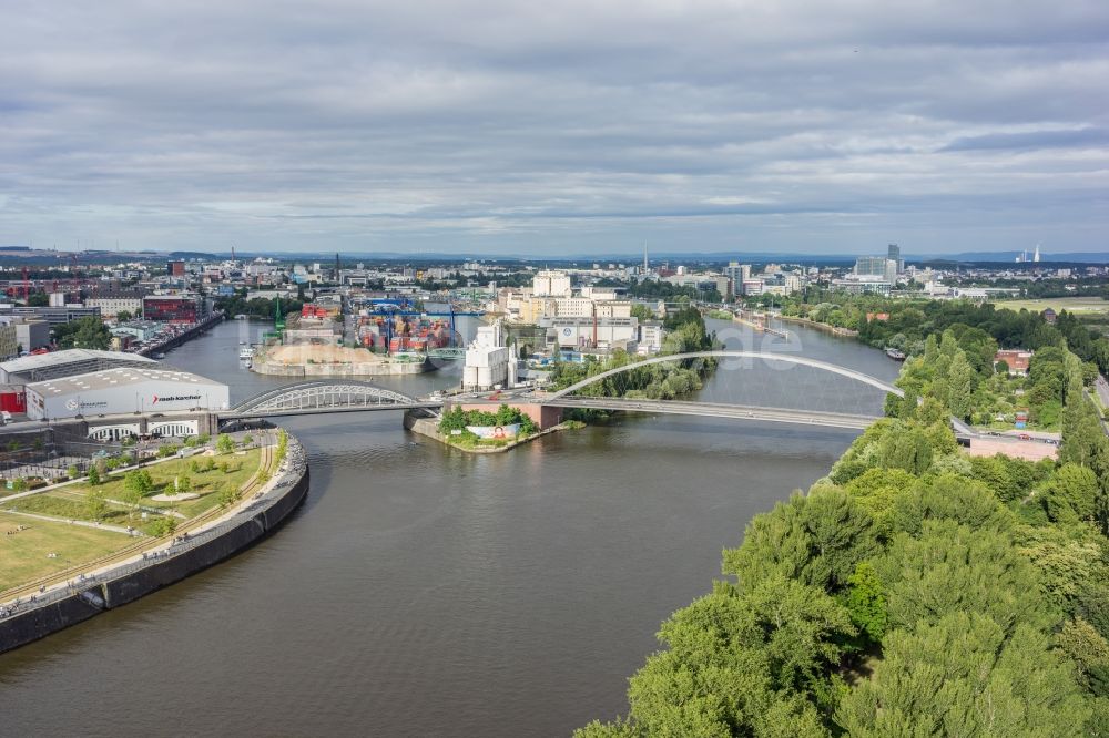 Luftbild Frankfurt am Main - Uferbereiche am Flußverlauf des Main im Stadtteil Ostend in Frankfurt am Main im Bundesland Hessen