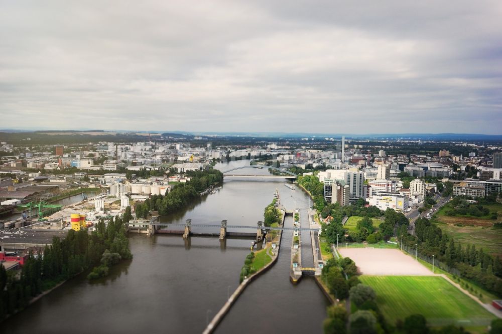 Luftbild Frankfurt am Main - Uferbereiche am Flußverlauf des Main im Stadtteil Ostend in Frankfurt am Main im Bundesland Hessen