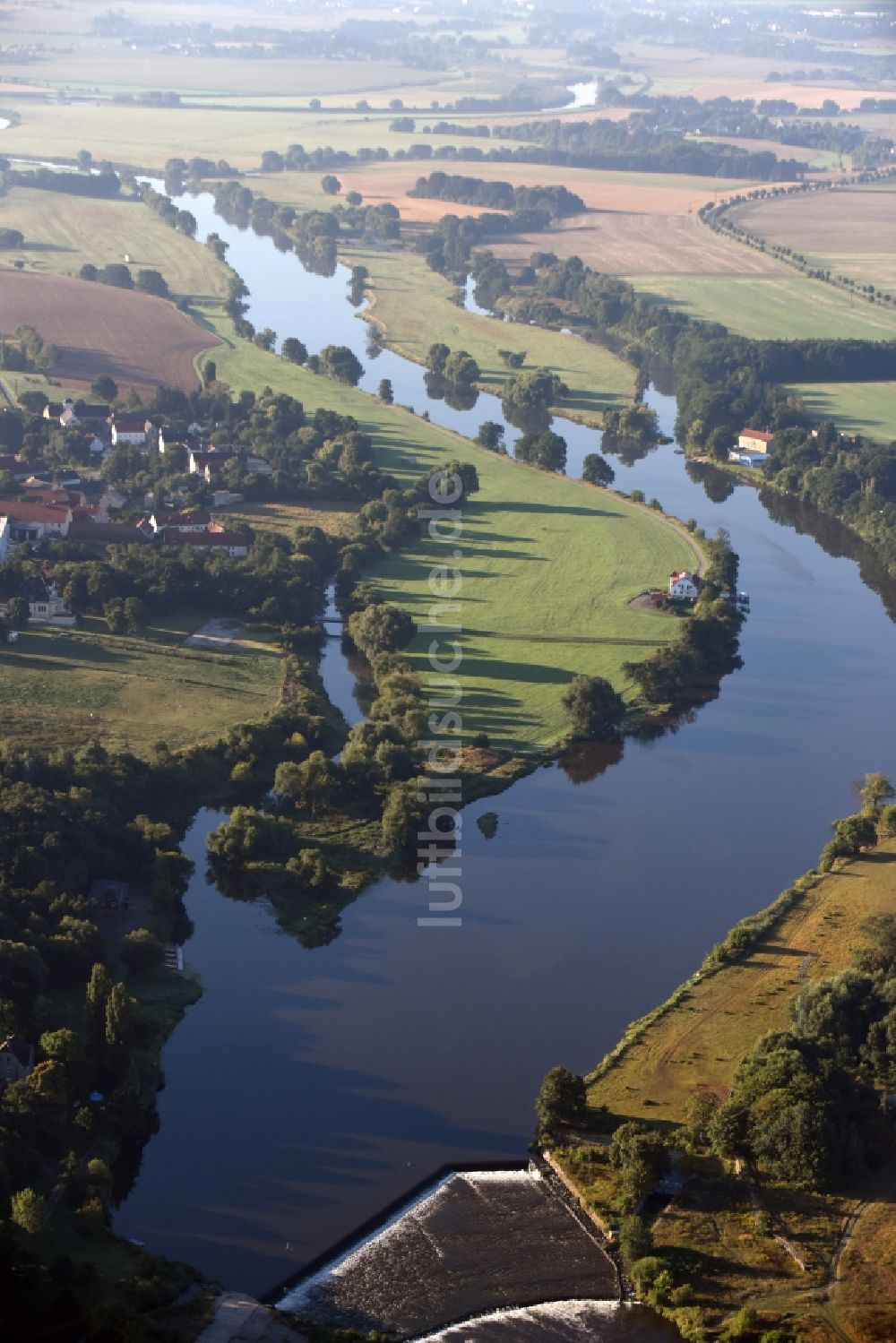 Dehnitz von oben - Uferbereiche am Flußverlauf der Mulde mit Fischtreppe in Dehnitz im Bundesland Sachsen