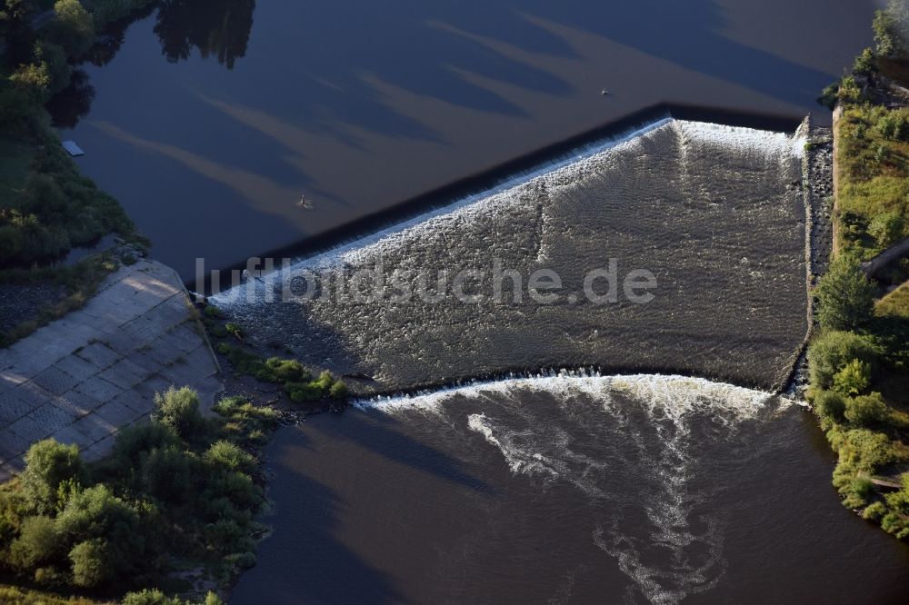 Luftbild Dehnitz - Uferbereiche am Flußverlauf der Mulde mit Fischtreppe in Dehnitz im Bundesland Sachsen