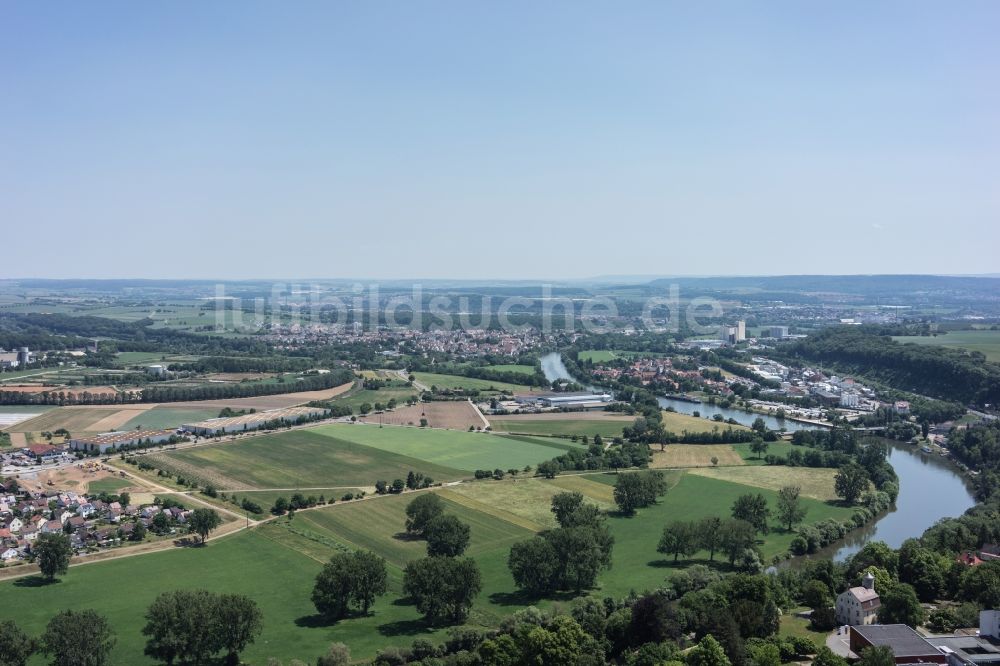 Offenau von oben - Uferbereiche am Flußverlauf des Neckar in Offenau im Bundesland Baden-Württemberg