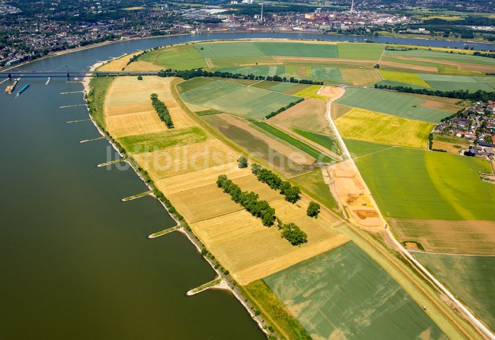 Luftaufnahme Krefeld - Uferbereiche am Flußverlauf der neuen Rheindeiche an der Brücke der Bundesstraße 288 in Krefeld im Bundesland Nordrhein-Westfalen