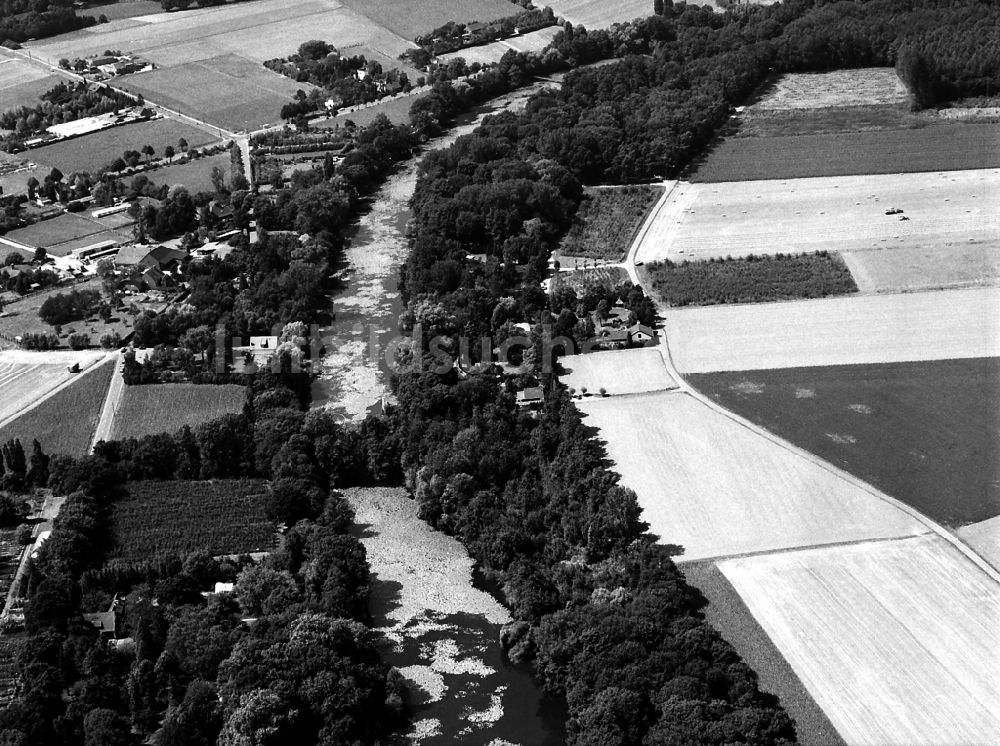 Luftaufnahme Krefeld - Uferbereiche am Flußverlauf Niepkuhlen in Krefeld im Bundesland Nordrhein-Westfalen, Deutschland