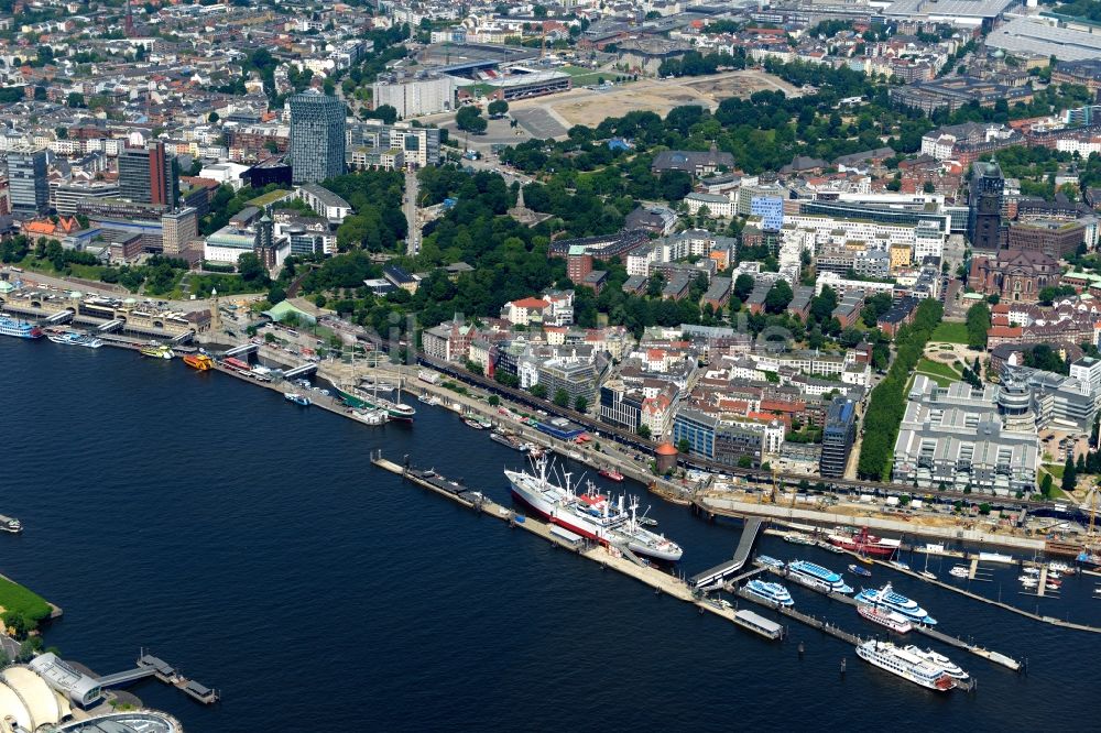 Luftbild Hamburg - Uferbereiche am Flußverlauf Norderelbe an den Landungsbrücken in Hamburg