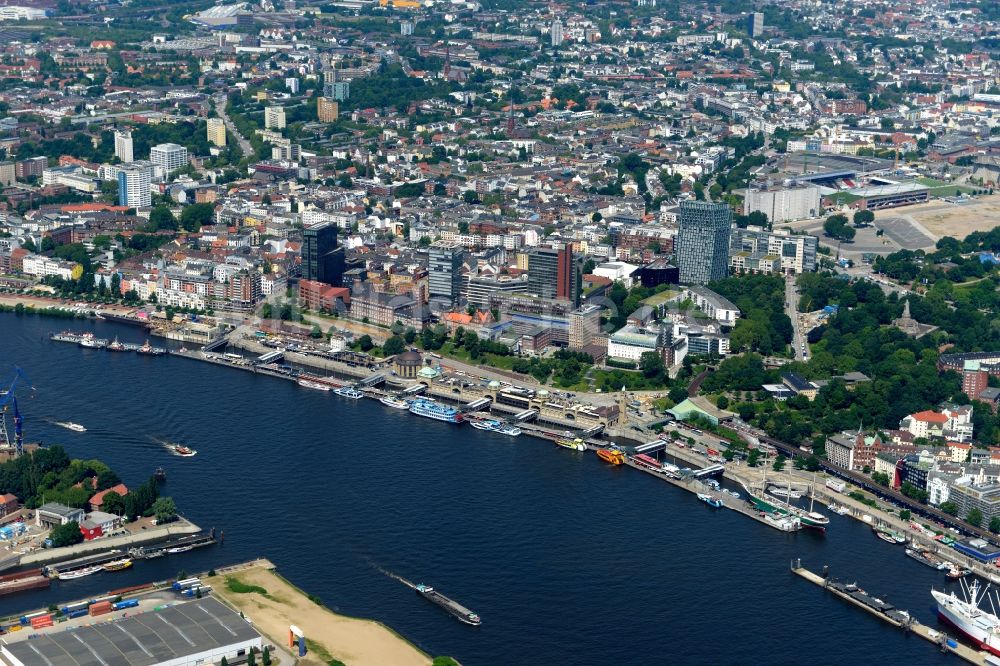 Luftaufnahme Hamburg - Uferbereiche am Flußverlauf Norderelbe an den Landungsbrücken in Hamburg