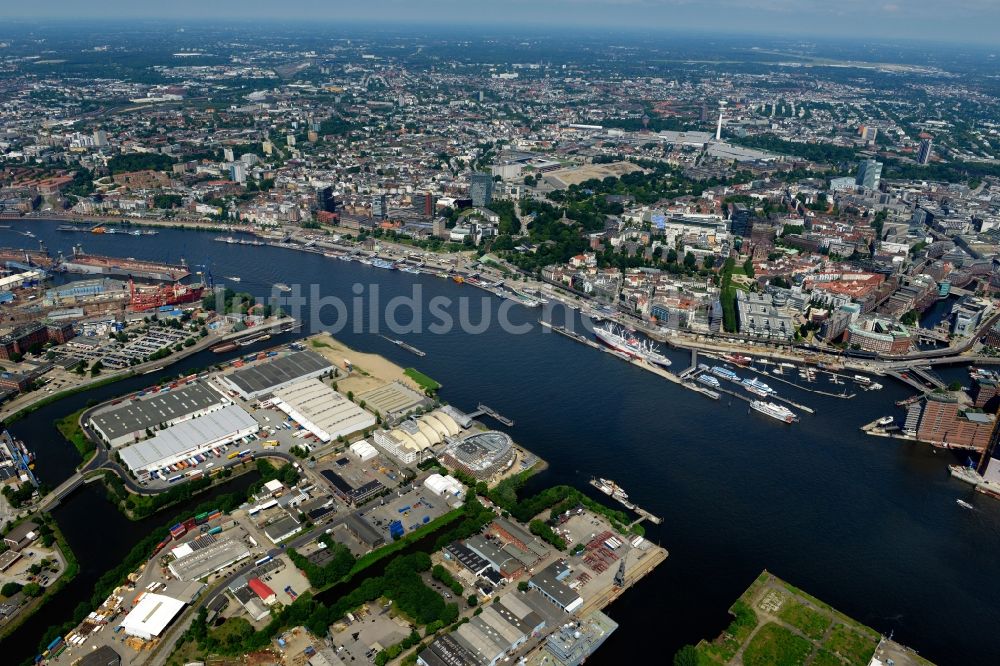 Hamburg von oben - Uferbereiche am Flußverlauf Norderelbe an den Landungsbrücken in Hamburg