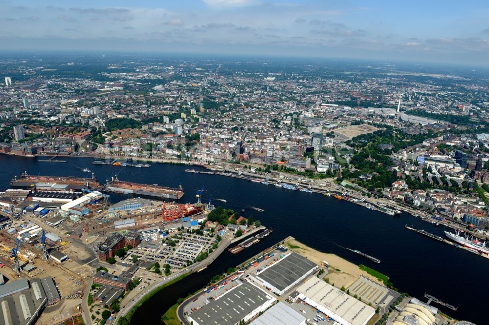 Hamburg aus der Vogelperspektive: Uferbereiche am Flußverlauf Norderelbe an den Landungsbrücken in Hamburg