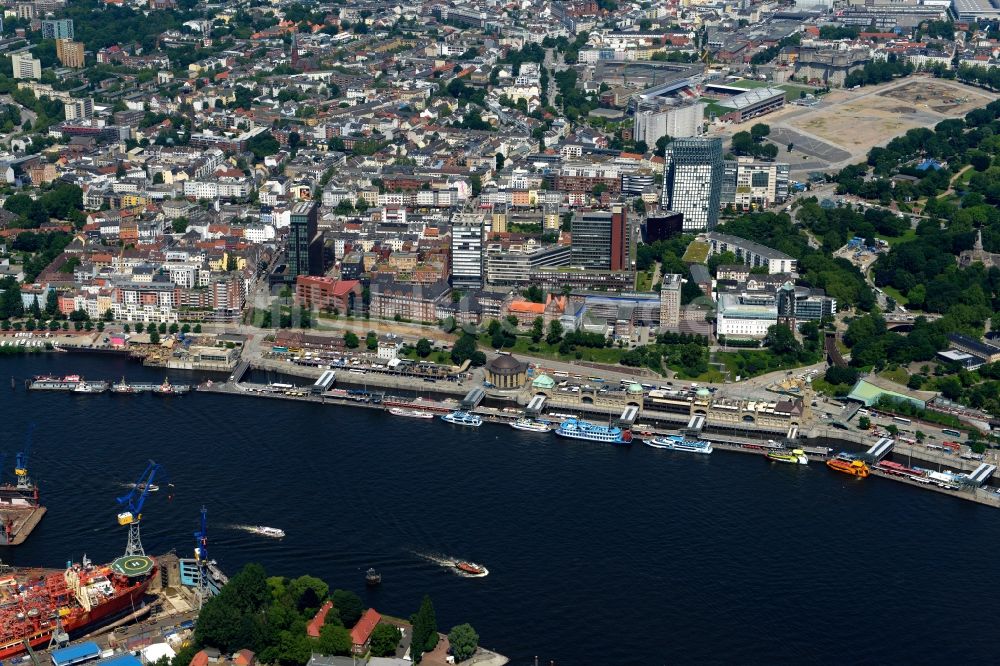 Luftbild Hamburg - Uferbereiche am Flußverlauf Norderelbe an den Landungsbrücken in Hamburg