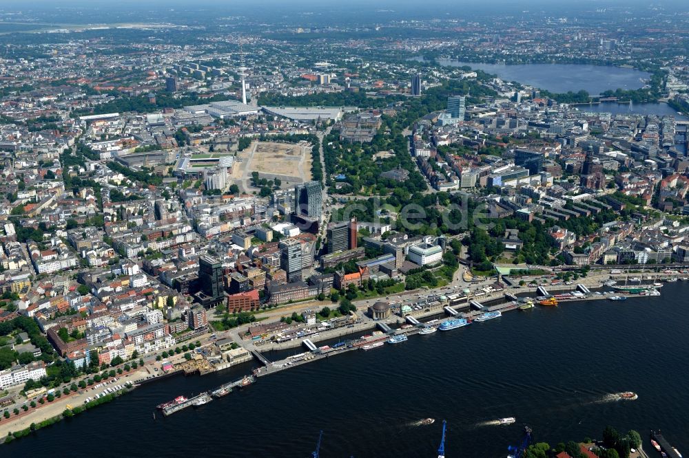 Hamburg von oben - Uferbereiche am Flußverlauf Norderelbe an den Landungsbrücken in Hamburg