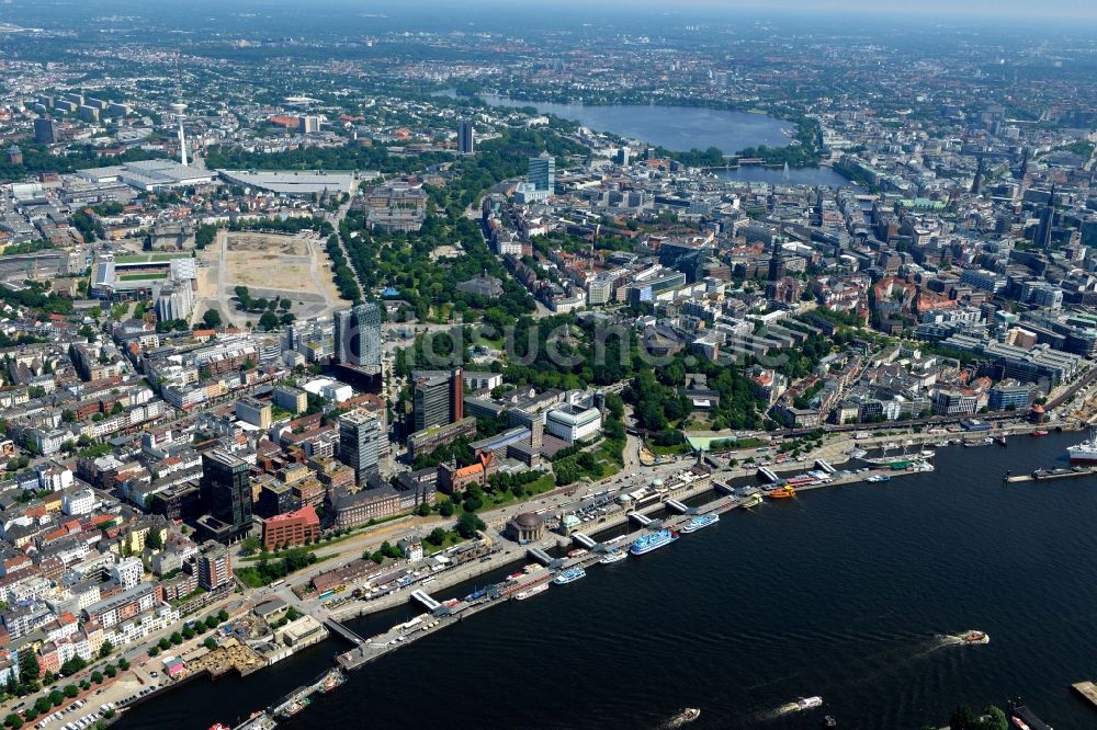 Hamburg aus der Vogelperspektive: Uferbereiche am Flußverlauf Norderelbe an den Landungsbrücken in Hamburg