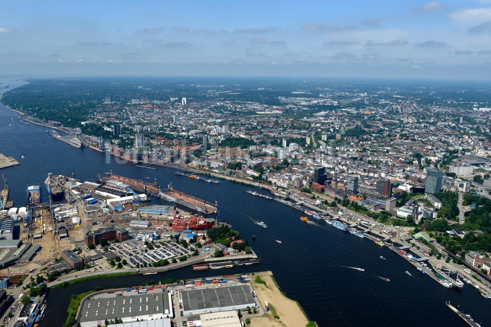 Luftbild Hamburg - Uferbereiche am Flußverlauf Norderelbe an den Landungsbrücken in Hamburg