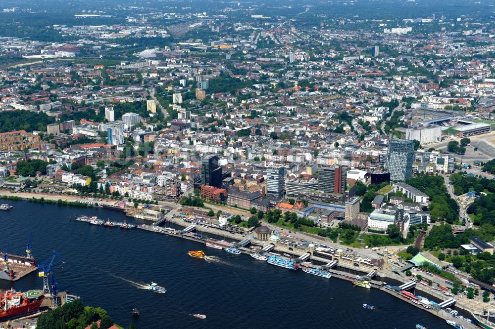 Luftaufnahme Hamburg - Uferbereiche am Flußverlauf Norderelbe an den Landungsbrücken in Hamburg