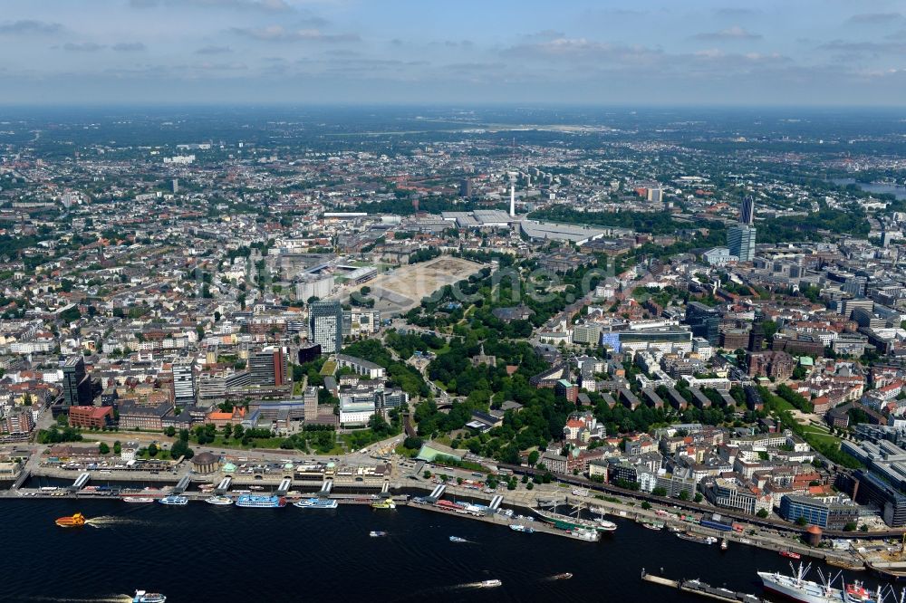 Hamburg von oben - Uferbereiche am Flußverlauf Norderelbe an den Landungsbrücken in Hamburg