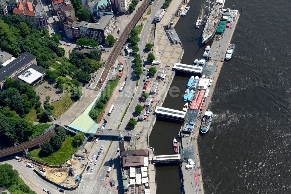 Hamburg aus der Vogelperspektive: Uferbereiche am Flußverlauf Norderelbe an den Landungsbrücken in Hamburg