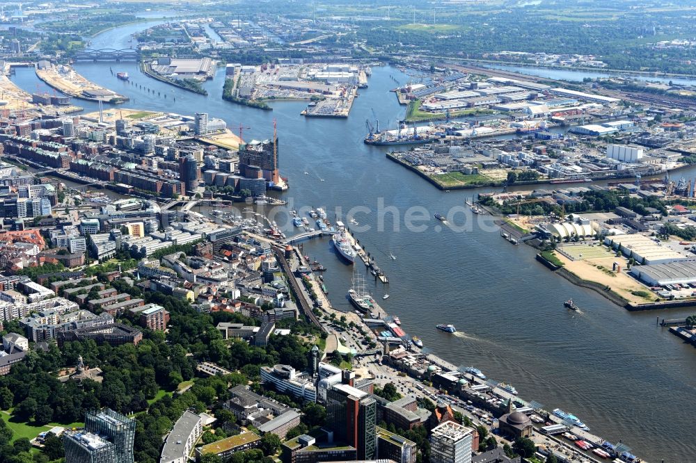 Luftbild Hamburg - Uferbereiche am Flußverlauf Norderelbe an den Landungsbrücken in Hamburg