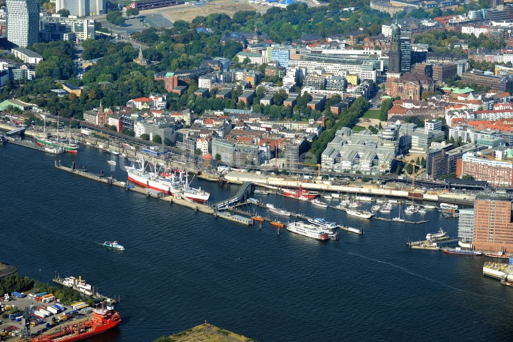 Hamburg von oben - Uferbereiche am Flußverlauf Norderelbe an den Landungsbrücken in Hamburg