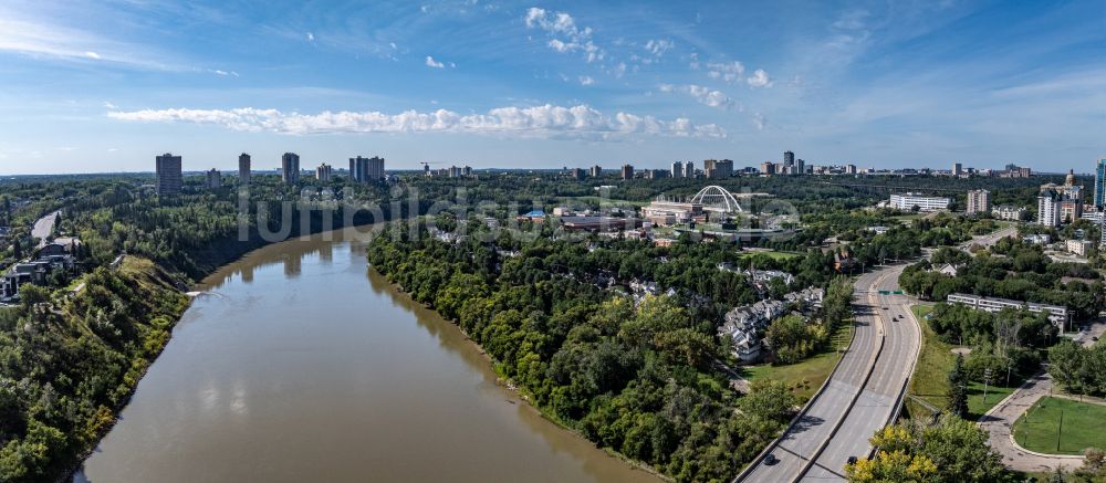 Edmonton aus der Vogelperspektive: Uferbereiche am Flußverlauf North Saskatchewan River in Edmonton in Alberta, Kanada