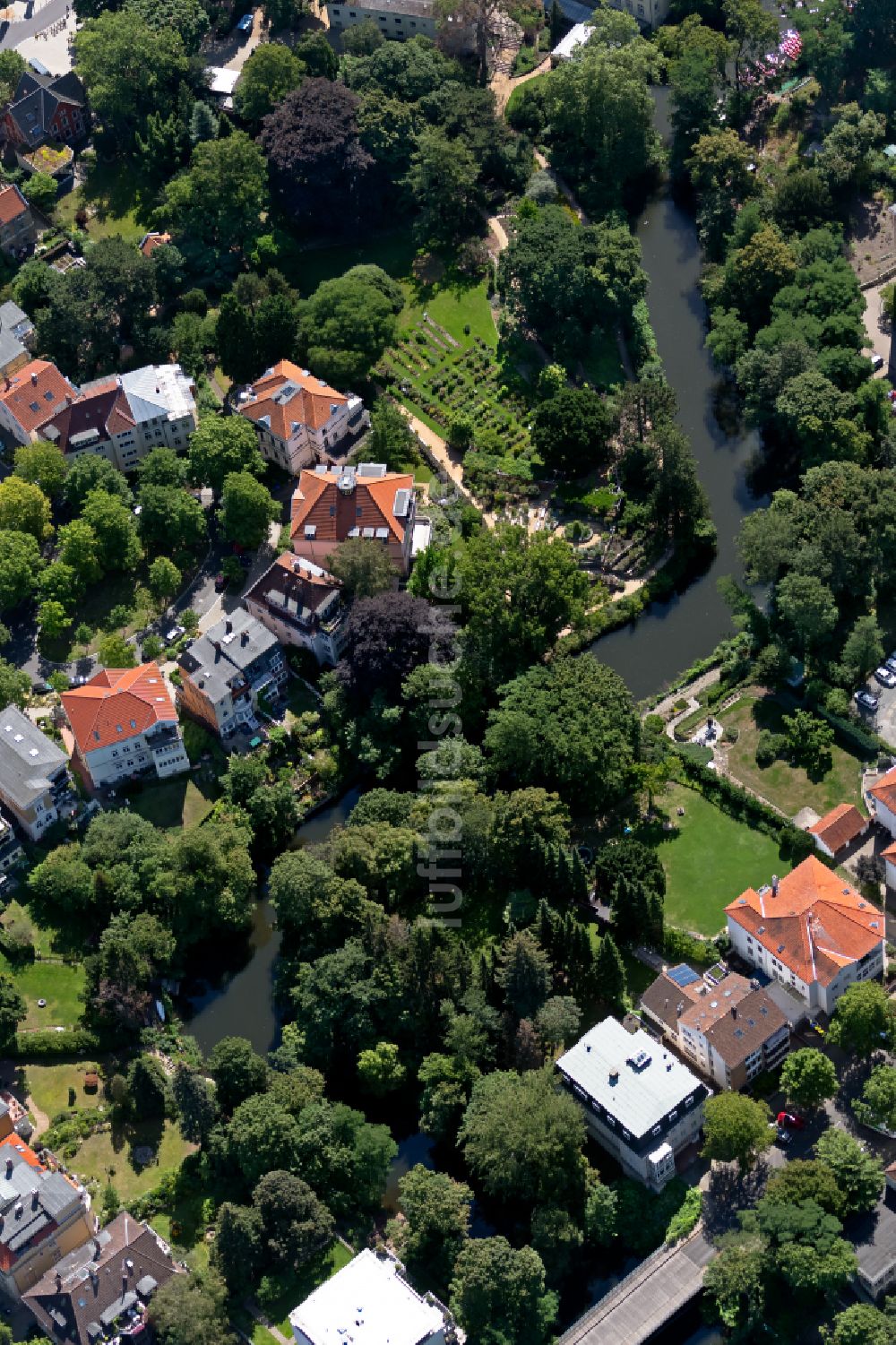 Braunschweig aus der Vogelperspektive: Uferbereiche am Flußverlauf der Oker am botanischen Garten der TU Braunschweig in Braunschweig im Bundesland Niedersachsen, Deutschland