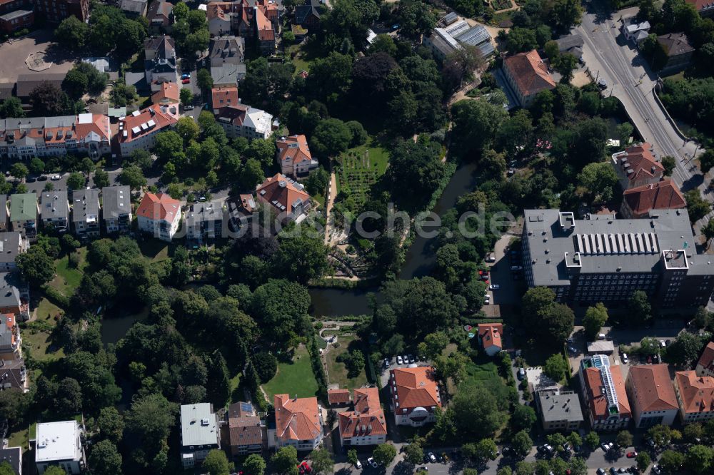 Luftbild Braunschweig - Uferbereiche am Flußverlauf der Oker am botanischen Garten der TU Braunschweig in Braunschweig im Bundesland Niedersachsen, Deutschland