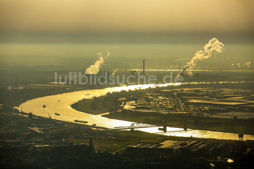 Luftaufnahme Duisburg - Uferbereiche am Flußverlauf Rhein im Abendlicht in Duisburg im Bundesland Nordrhein-Westfalen