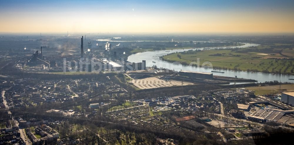 Duisburg von oben - Uferbereiche am Flußverlauf des Rhein mit Blick auf das Stahlwerk Schwelgern in Duisburg im Bundesland Nordrhein-Westfalen, Deutschland