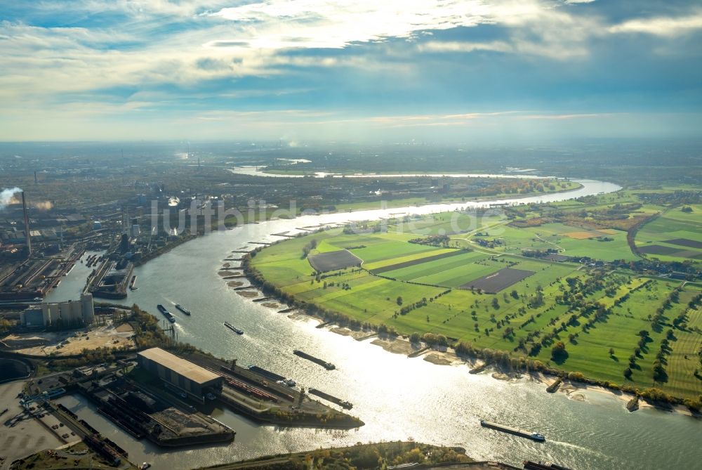 Duisburg von oben - Uferbereiche am Flußverlauf des Rhein in Duisburg im Bundesland Nordrhein-Westfalen, Deutschland