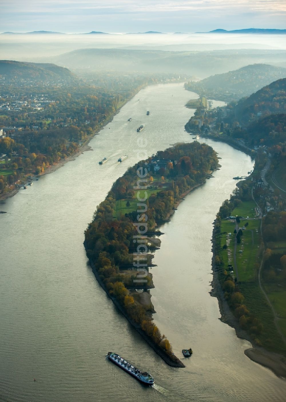 Luftaufnahme Remagen - Uferbereiche am Flußverlauf des Rhein an der Insel Nonnenwerth in Remagen im Bundesland Rheinland-Pfalz