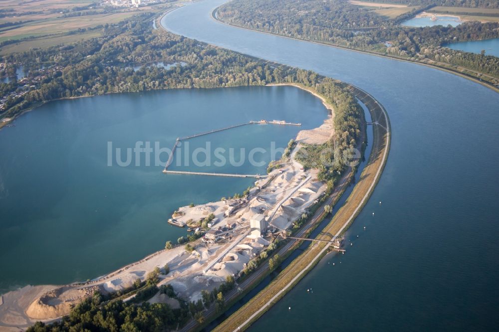 Luftbild Rheinmünster - Uferbereiche am Flußverlauf des Rhein und Kiesgewinnung am Kriegersee im Ortsteil Dengolsheim in Rheinmünster im Bundesland Baden-Württemberg, Deutschland