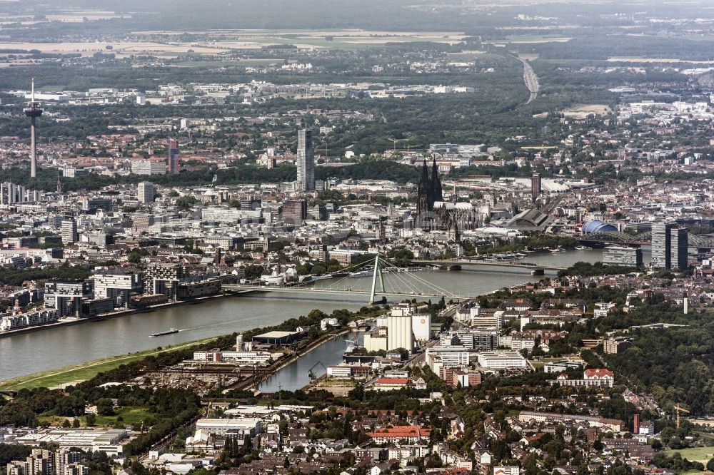 Luftaufnahme Köln - Uferbereiche am Flußverlauf des Rhein in Köln im Bundesland Nordrhein-Westfalen