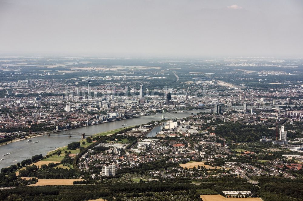 Köln von oben - Uferbereiche am Flußverlauf des Rhein in Köln im Bundesland Nordrhein-Westfalen