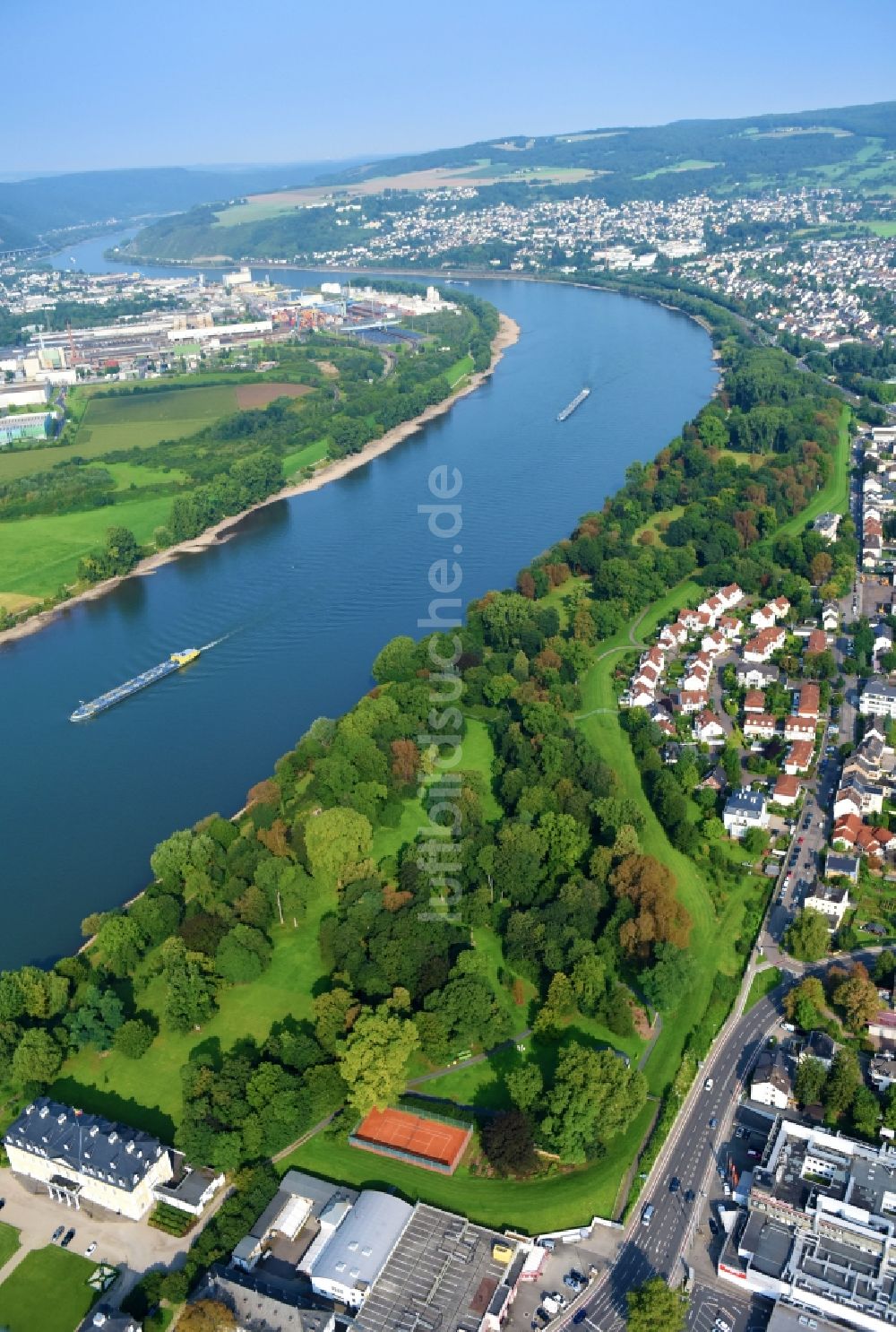 Neuwied aus der Vogelperspektive: Uferbereiche am Flußverlauf des Rhein in Neuwied im Bundesland Rheinland-Pfalz, Deutschland