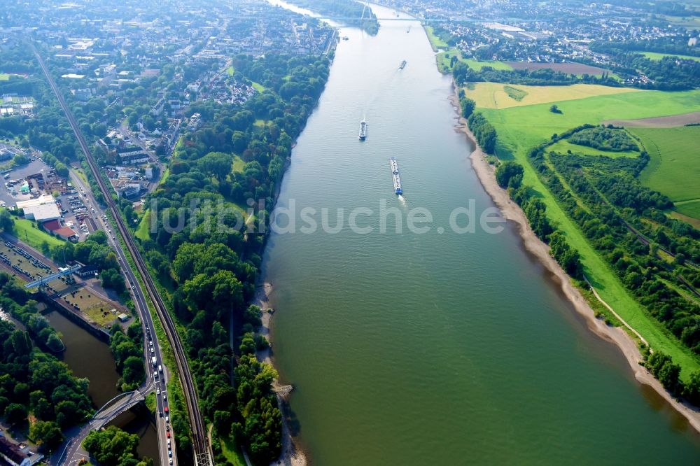 Neuwied von oben - Uferbereiche am Flußverlauf des Rhein in Neuwied im Bundesland Rheinland-Pfalz, Deutschland