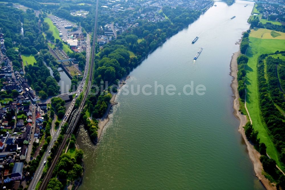 Neuwied aus der Vogelperspektive: Uferbereiche am Flußverlauf des Rhein in Neuwied im Bundesland Rheinland-Pfalz, Deutschland