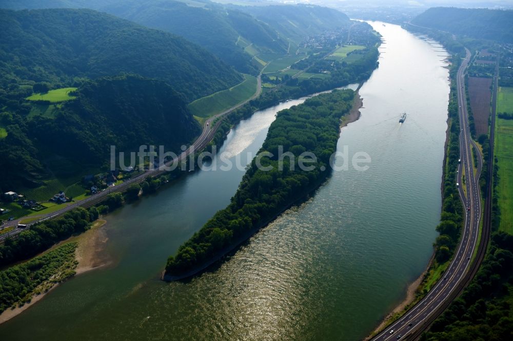 Oberhammerstein von oben - Uferbereiche am Flußverlauf des Rhein in Oberhammerstein im Bundesland Rheinland-Pfalz, Deutschland