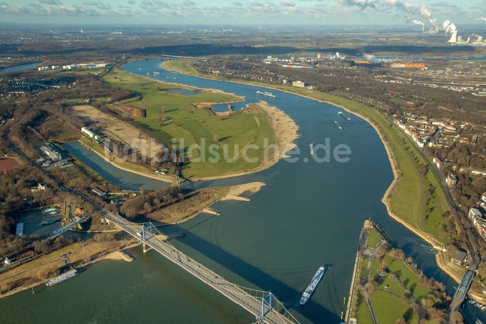 Luftbild Duisburg - Uferbereiche am Flußverlauf des Rhein im Ortsteil Homberg-Ruhrort-Baerl in Duisburg im Bundesland Nordrhein-Westfalen