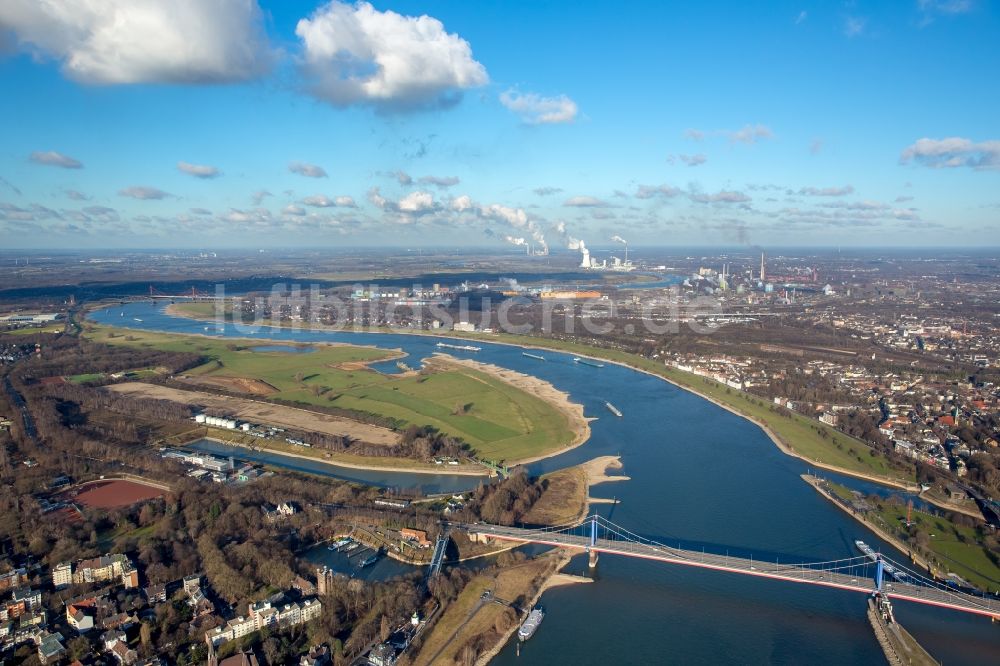 Duisburg von oben - Uferbereiche am Flußverlauf des Rhein im Ortsteil Homberg-Ruhrort-Baerl in Duisburg im Bundesland Nordrhein-Westfalen