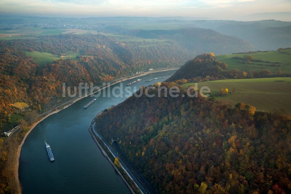 Sankt Goarshausen aus der Vogelperspektive: Uferbereiche am Flußverlauf Rhein in Sankt Goarshausen im Bundesland Rheinland-Pfalz