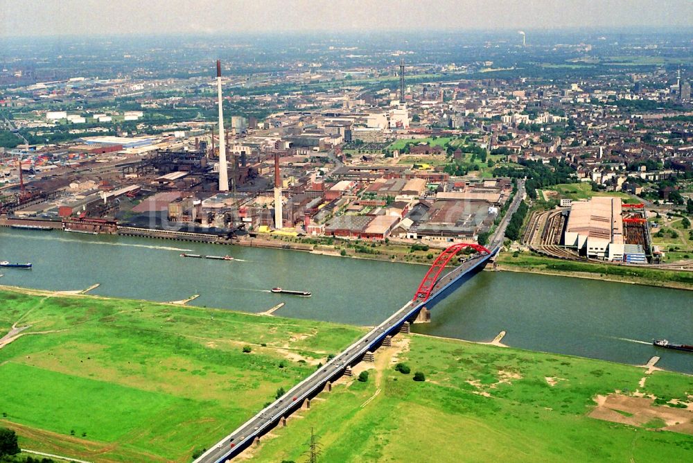 Luftaufnahme Duisburg - Uferbereiche am Flußverlauf des Rhein im Stadtteil Rheinhausen an der Rheinbrücke in Duisburg im Bundesland Nordrhein-Westfalen