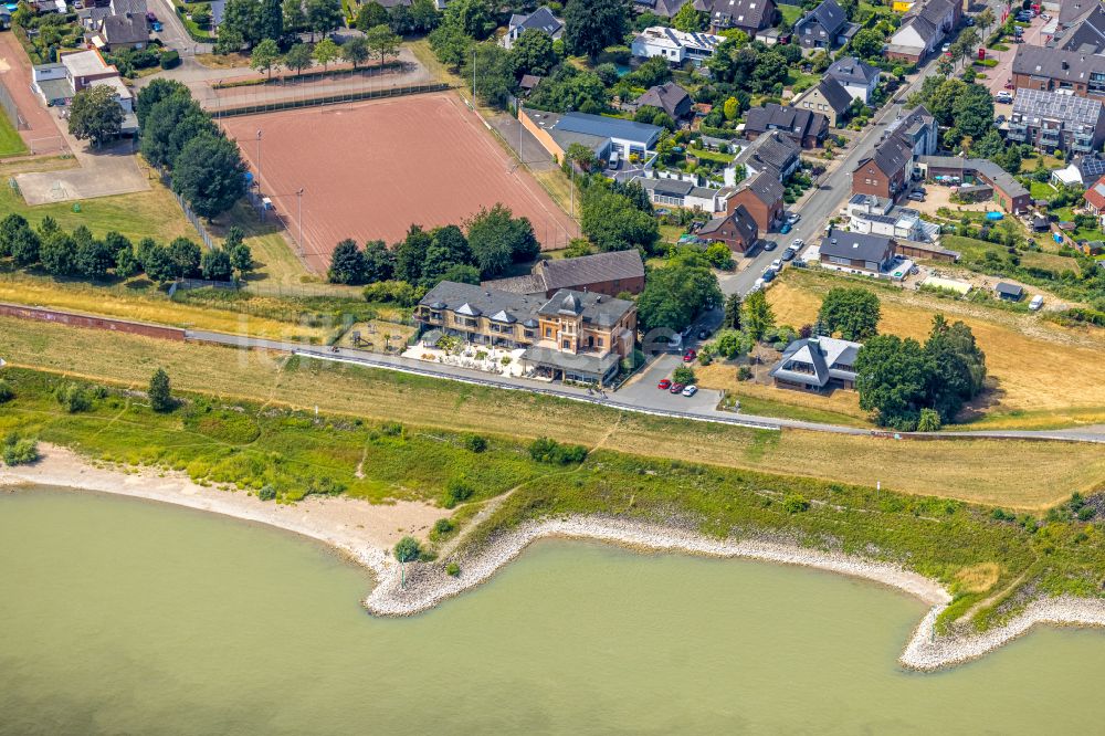 Luftaufnahme Wesel - Uferbereiche am Flußverlauf des Rhein in Wesel im Bundesland Nordrhein-Westfalen, Deutschland