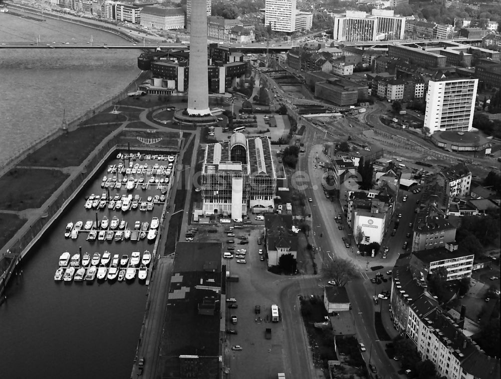 Luftbild Düsseldorf - Uferbereiche am Flußverlauf am Rheinpark mit dem Zollhafen im Ortsteil Unterbilk in Düsseldorf im Bundesland Nordrhein-Westfalen, Deutschland