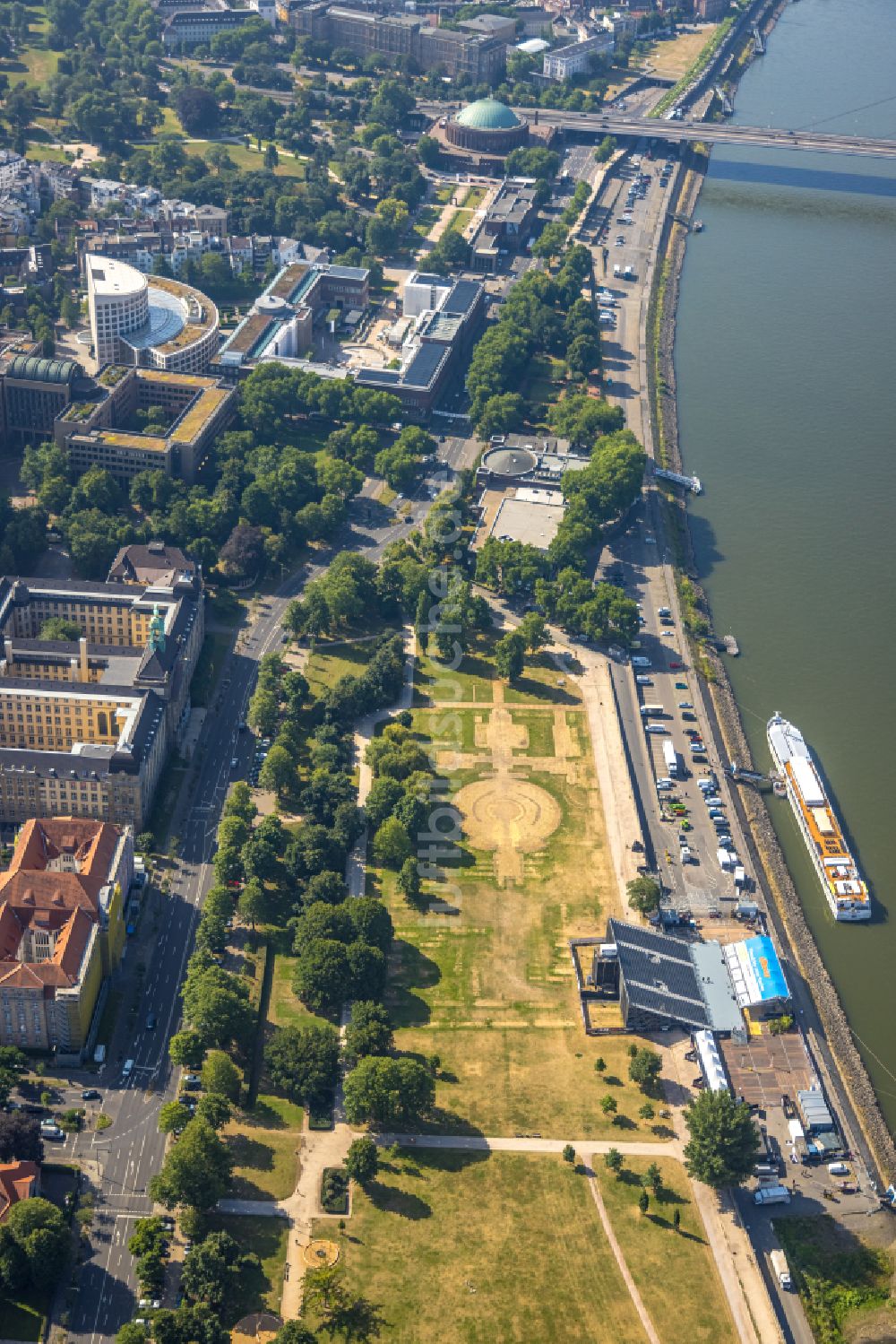 Luftaufnahme Düsseldorf - Uferbereiche am Flußverlauf des Rheins in Düsseldorf im Bundesland Nordrhein-Westfalen, Deutschland