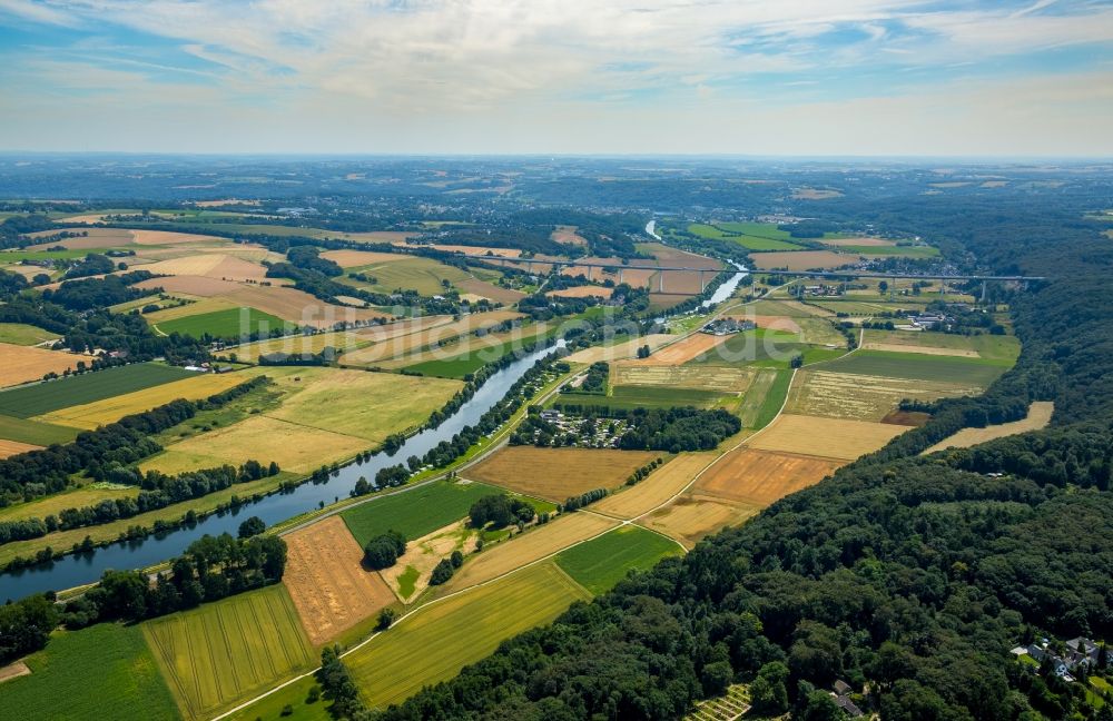 Mülheim an der Ruhr von oben - Uferbereiche am Flußverlauf am Rhurtalhang am Auberg in Mülheim an der Ruhr im Bundesland Nordrhein-Westfalen