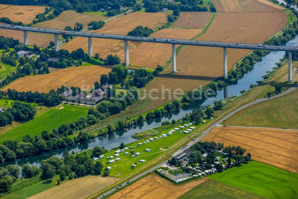 Mülheim an der Ruhr aus der Vogelperspektive: Uferbereiche am Flußverlauf am Rhurtalhang am Auberg in Mülheim an der Ruhr im Bundesland Nordrhein-Westfalen