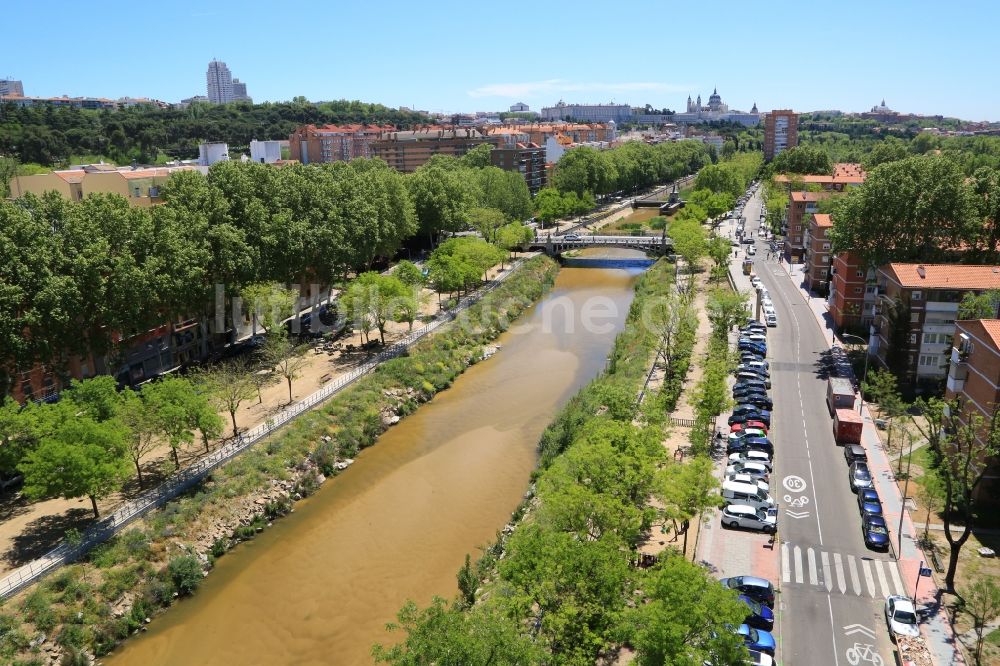 Luftbild Madrid - Uferbereiche am Flußverlauf des Rio Manzanares in Madrid in Comunidad de Madrid, Spanien