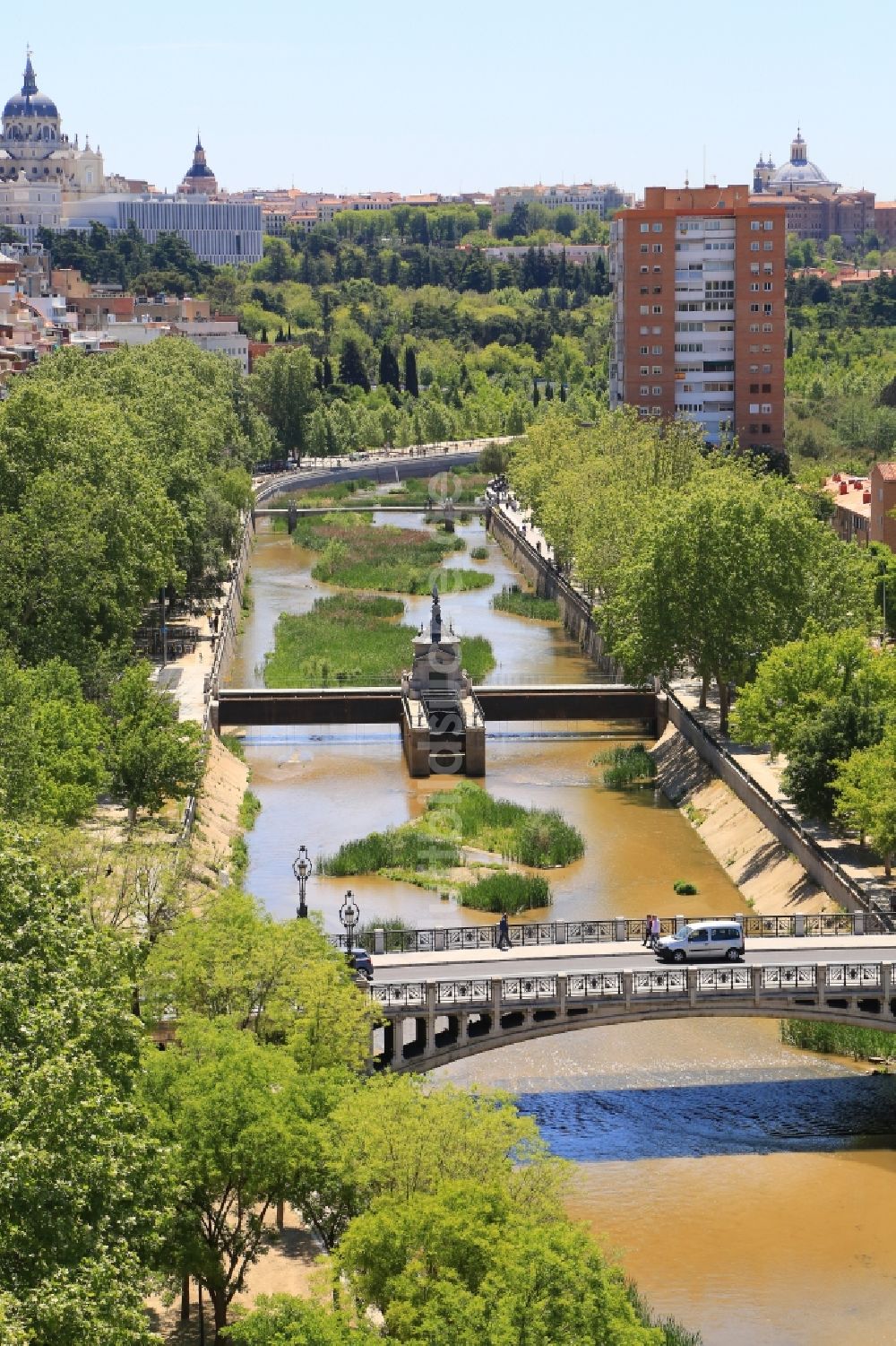 Luftaufnahme Madrid - Uferbereiche am Flußverlauf des Rio Manzanares in Madrid in Comunidad de Madrid, Spanien