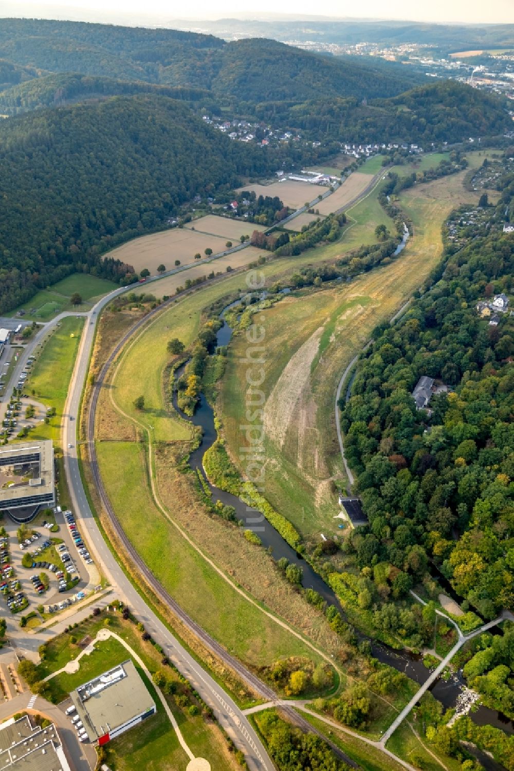 Luftaufnahme Arnsberg - Uferbereiche am Flußverlauf der Ruhr in Arnsberg im Bundesland Nordrhein-Westfalen, Deutschland