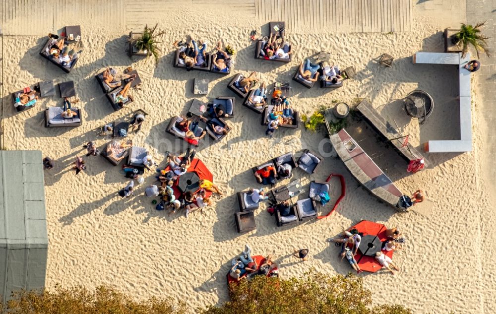 Essen von oben - Uferbereiche am Flußverlauf der Ruhr im Bereich des Strandbades Seaside Beach Baldeney in Essen im Bundesland Nordrhein-Westfalen