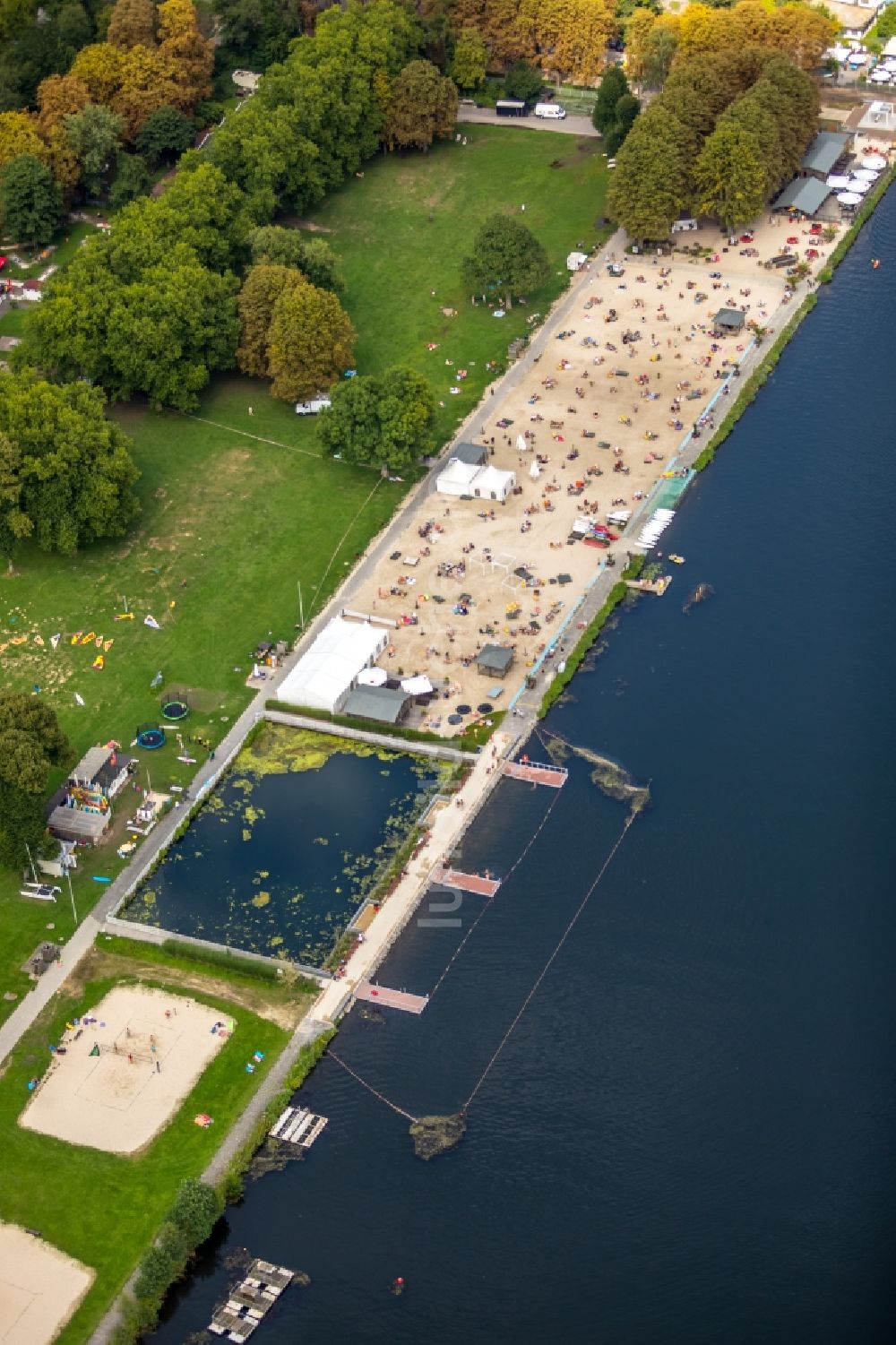 Essen von oben - Uferbereiche am Flußverlauf der Ruhr im Bereich des Strandbades Seaside Beach Baldeney in Essen im Bundesland Nordrhein-Westfalen